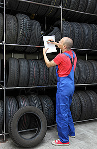 清查作坊工人机械师轮胎检查员工服务保养店员存货图片