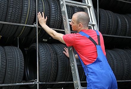 轮胎研讨会工人服务盘点车库轮辋员工驾驶保养存货机械师图片