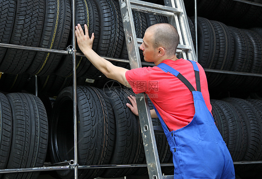 轮胎研讨会工人服务盘点车库轮辋员工驾驶保养存货机械师图片