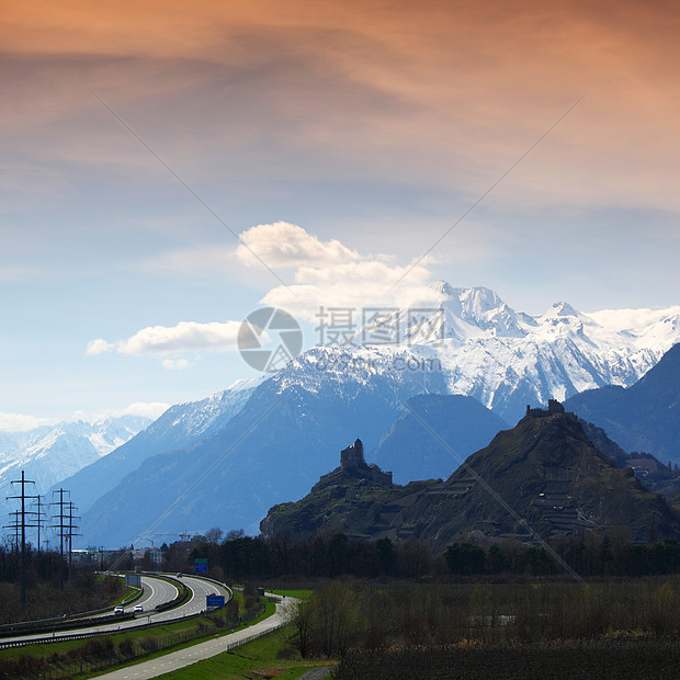 山上有高山滑雪季节阳光小路单板蓝色顶峰滑雪板全景冰川图片