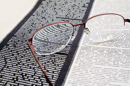 报纸上的眼镜教育案件知识分子近视疾病包装镜片老年眼睛验光图片