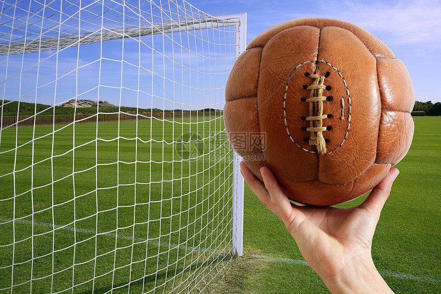 足球在手的足球球净额足球目标手指联盟优胜者分数运动竞赛蓝色男人团队天空图片