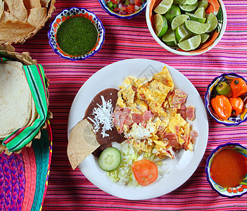 墨西哥的早餐鸡蛋和火腿辣椒酱图片