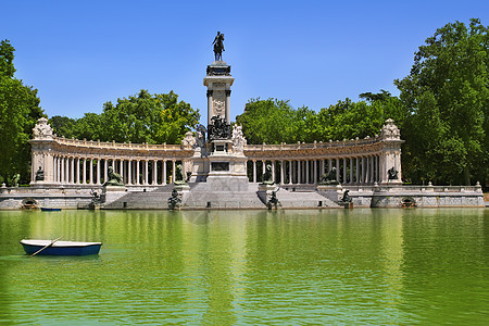 与坠落天使一起在马德里的退休公园湖城市喷泉历史街道来源雕塑天空首都公园建筑学图片