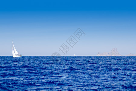 和蓝地中海帆船图片