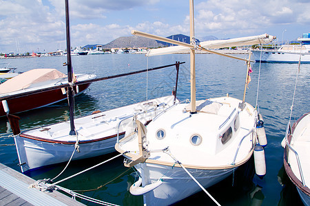 港口 码头内有游艇海岸海滩村庄假期场景海洋帆船支撑蓝色绳索图片