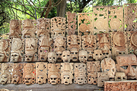 墨西哥手工手工艺品脸部的马雅木面罩手势面孔男人雕塑雕刻木头文化手工古董工匠图片