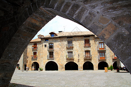 Ainsa中世纪的罗马内斯克村街西班牙古董地标石膏入口建筑学石头街道村庄水泥城堡图片