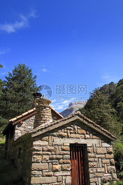 比利牛斯山的石岩山屋公园植物群蓝色石工池塘孤独国家里程碑放松岩石图片