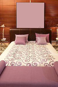 紫色卧室床 温暖的木柴太阳盲图片