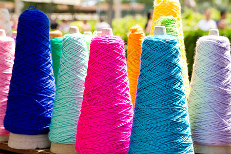 刺绣色彩多彩的线条池卷轴衣服筒管织物纺织品橙子线圈生产锥体材料图片