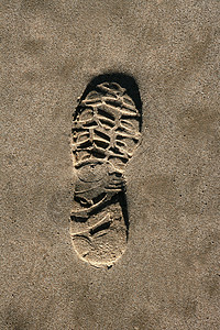 小白鞋海滩棕色沙质印刷纸上的脚鞋鞋印海滨男人支撑脚步打印脚印旅行沙丘阴影背景