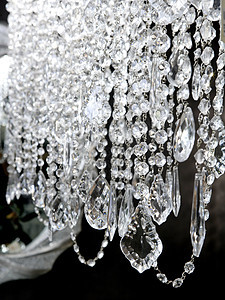 黑色背景上白色的电灯吊灯反射曲线风格魔法奢华古董玻璃装饰水晶图片
