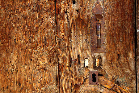 古老的木制门 旧的木制马铃薯条纹理生锈的手柄图片