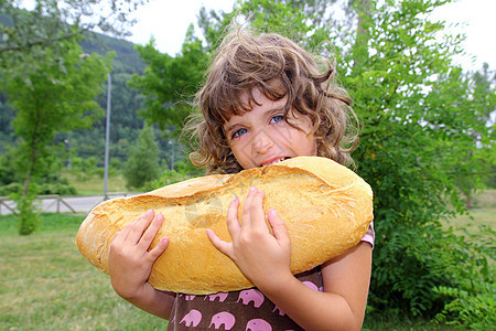 食着大面包的女童饥饿儿童背景图片