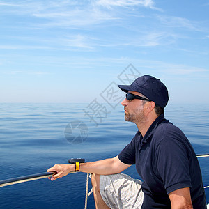 蓝蓝色平静的洋流水游艇导航索具娱乐甲板帆船假期天空蓝色航行图片