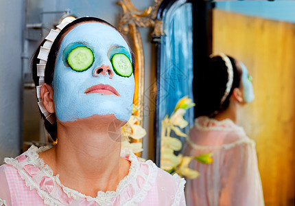 有趣的家庭主妇美容绿土面罩框架反射女孩家庭黏土护理化妆品女士黄瓜奶油图片