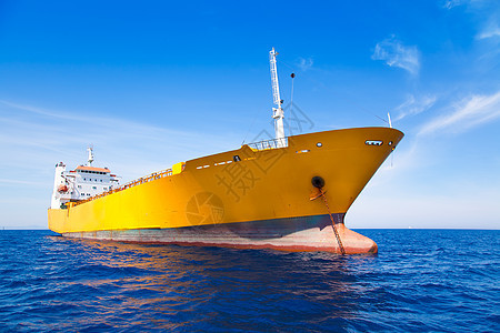 在蓝色海中载运黄船的停靠船航行商业出口载体货运血管金属海洋运输进口图片