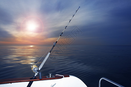 地中海海洋上捕鱼的渔船日出天空游戏反射地平线海岸血管运输日落橙子波浪图片