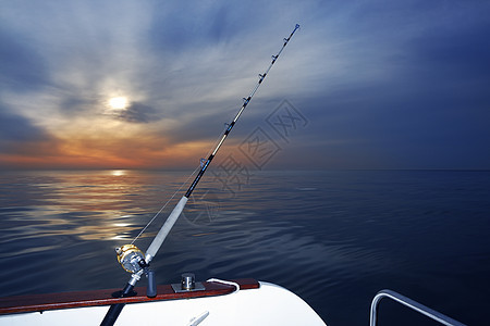 地中海海洋上捕鱼的渔船日出反射阳光波浪卷轴游戏橙子地平线海岸海滩运输图片
