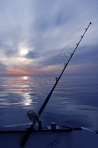 地中海海洋上捕鱼的渔船日出钓鱼运输太阳地平线海浪日落血管波浪卷轴反射图片