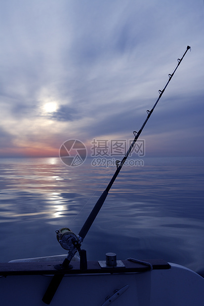 地中海海洋上捕鱼的渔船日出钓鱼运输太阳地平线海浪日落血管波浪卷轴反射图片