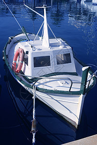 地中海小型传统木制小船图片