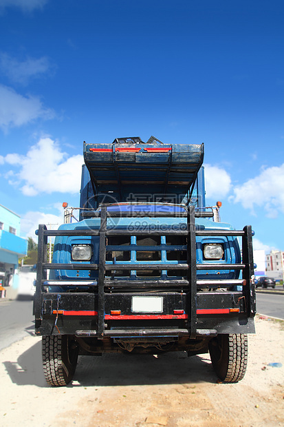 蓝色天空下的老旧卡车旅行驾驶挡泥板货运物流钻机送货搬运工商业引擎图片