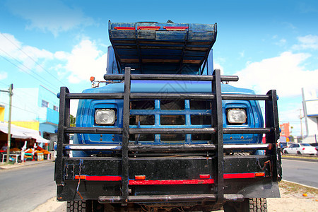 蓝色天空下的老旧卡车晴天运输船运货运驾驶挡泥板货物柴油机商业钻机图片