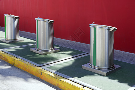 具有生态选择性的废物类型垃圾容器丢弃金属集装箱街道垃圾桶红色黄色绿色回收城市图片