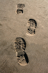 海滩棕色沙质印刷纸上的脚鞋鞋印打印支撑海洋脚印沙漠沙丘旅行脚步阴影图片