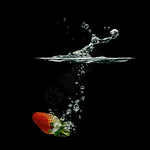 草莓在水中喷洒食物饮食运动飞溅活力果汁气泡黑色红色水果图片