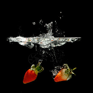 草莓在水中喷洒黑色运动食物宏观果汁活力气泡飞溅饮食水果图片