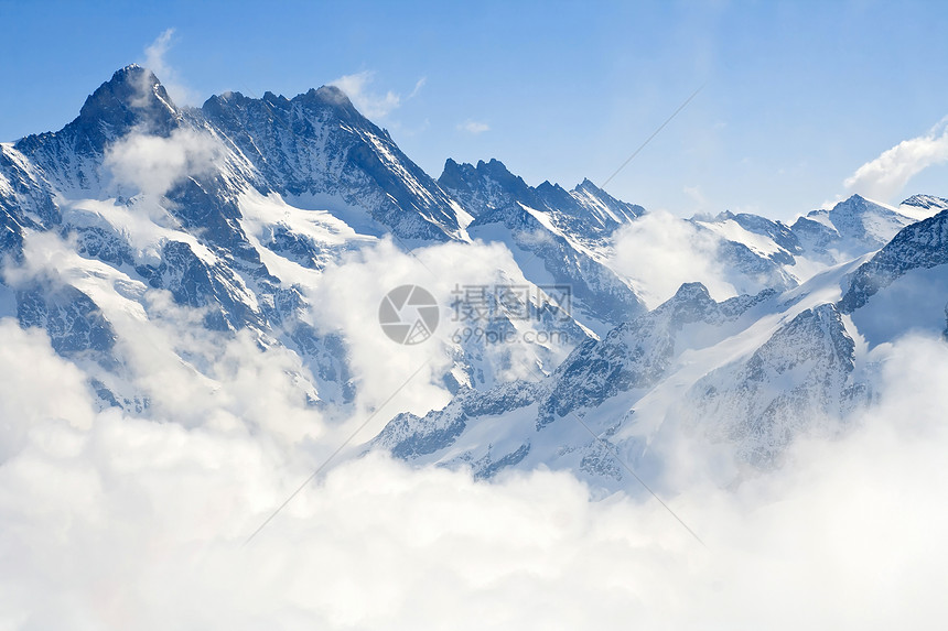 阿尔卑斯山地貌冰川天空假期遗产旅行全景滑雪远足薄雾爬坡图片