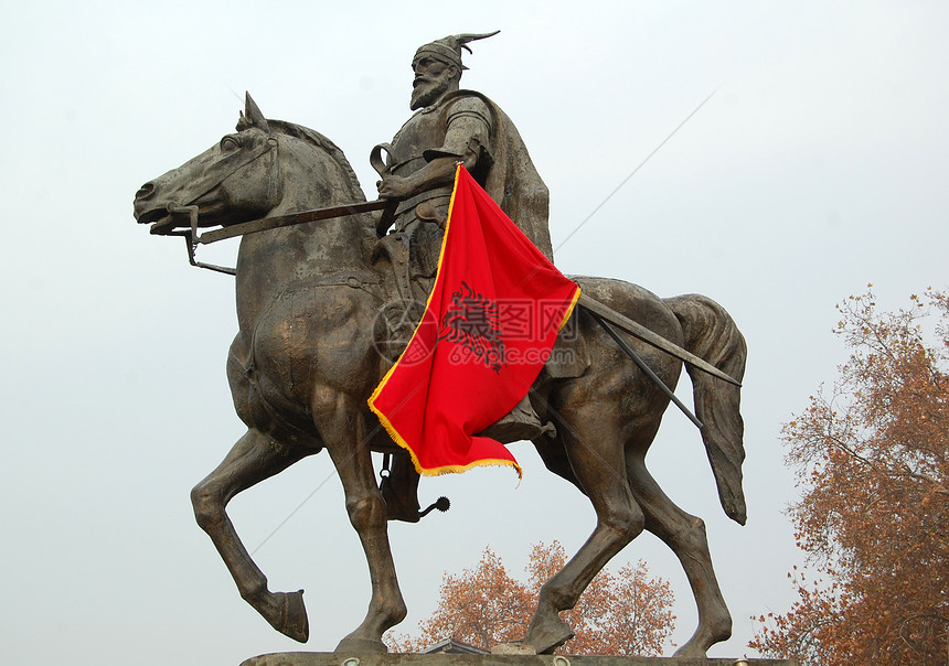 skopje 的斯肯德贝格纪念碑发丝石头风化砂浆岩石国籍军旗横幅纺织品旗帜图片