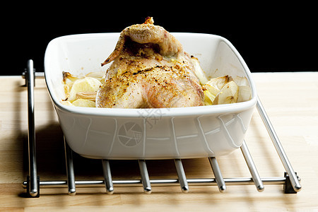 用洋葱和土豆烤鸡美食营养家禽熟菜食品静物内饰熟食盘子食物图片