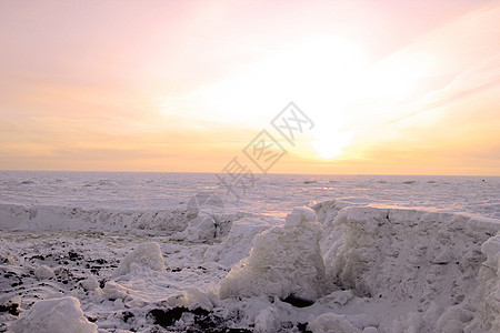 美丽的冬季日落太阳冷冻海洋海滩阳光支撑天空蓝色海岸线地平线图片