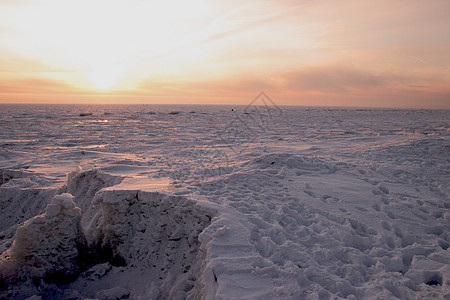 美丽的冬季日落太阳海滩天空海岸阳光地平线冷冻支撑悬崖蓝色图片