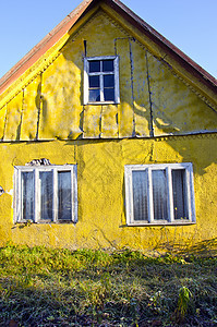 生活在农村的住家房屋 黄色墙壁房窗图片
