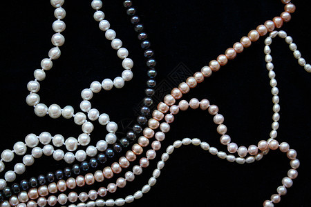黑丝上的白色 黑色和粉红色珍珠奢华光泽度展示首饰宝藏象牙魅力礼物粉色珠宝图片