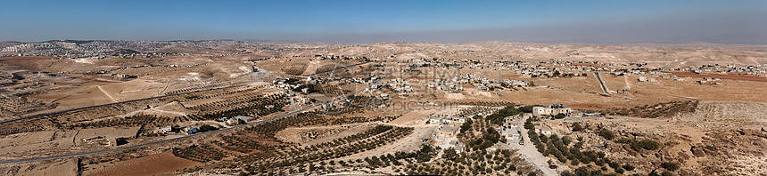 伯利恒附近Herrodion周围沙漠中的阿拉伯村庄图片