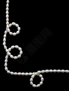 黑丝上的白珍珠细绳宝石奢华珠宝天鹅绒女性化光泽度珍珠象牙宝藏图片