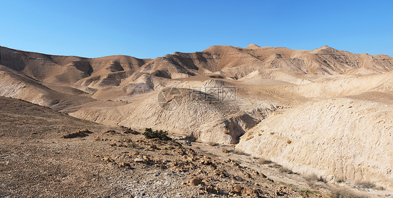 死海附近的荒漠景观砂岩环境棕色波浪状岩石黄色沙丘石头峡谷图片