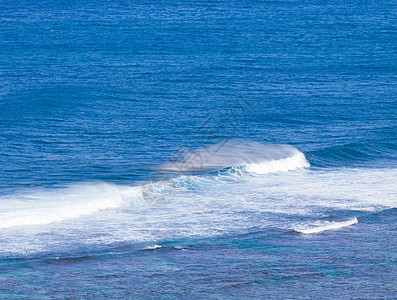 海浪喷雾彩虹颜色运动冲浪蓝色海景波浪热带海滩天空休息碰撞图片