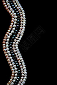 黑丝上的白色 黑色和粉红色珍珠首饰礼物丝绸天鹅绒展示奢华魅力光泽度宝藏手镯图片