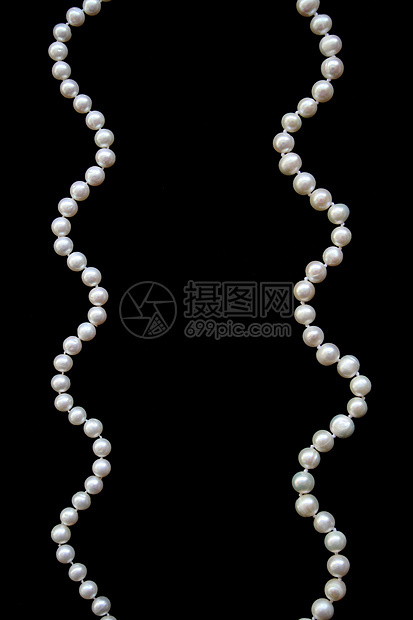 黑丝上的白珍珠展示宝石奢华礼物项链珍珠丝绸黑色光泽度珠宝图片