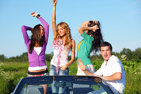 朋友在车里假期女士青年自由团队蓝色夫妻舞蹈乐趣玻璃图片