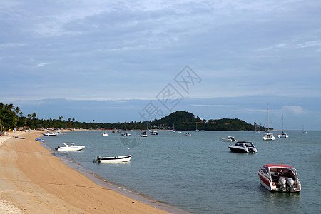 Samui海滩 有高速船和帆船图片