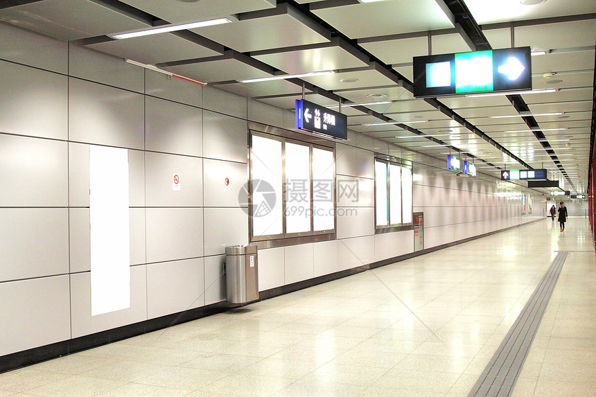 火车站的空广告牌车站人行道运动海报街道框架商业火车木板控制板图片