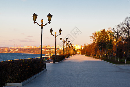 俄罗斯萨马拉伏尔加河堤岸上一排灯柱图片
